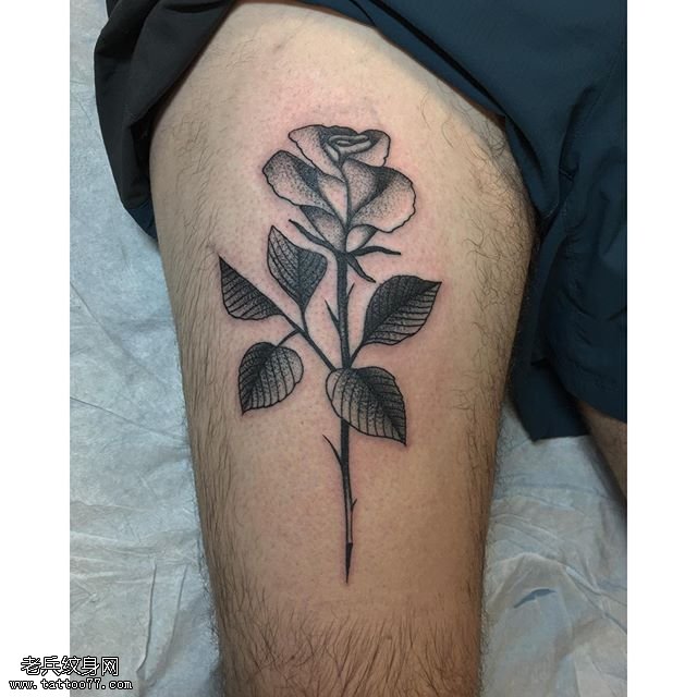 大腿经典的玫瑰纹身图案