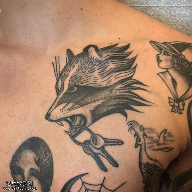 肩部的黑豹纹身图案