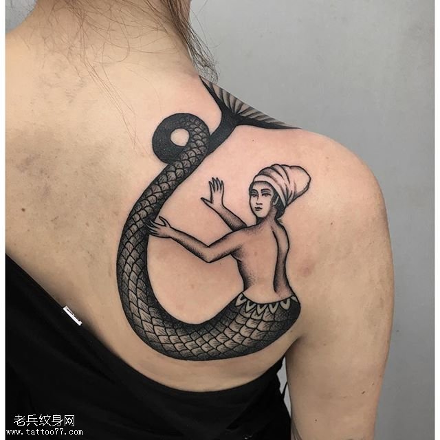 肩部点刺的美人鱼纹身图案