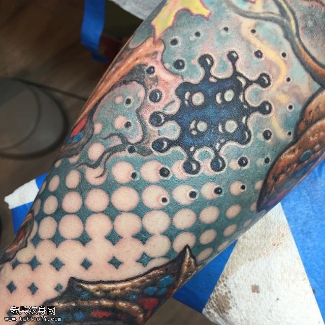 小腿彩绘拼图纹身图案