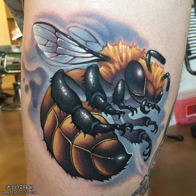 大腿逼真的蜜蜂纹身图案