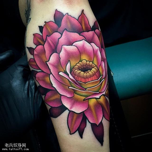 小腿逼真写实的花卉纹身图案