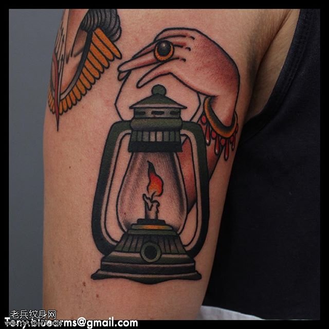 肩部的油灯纹身图案