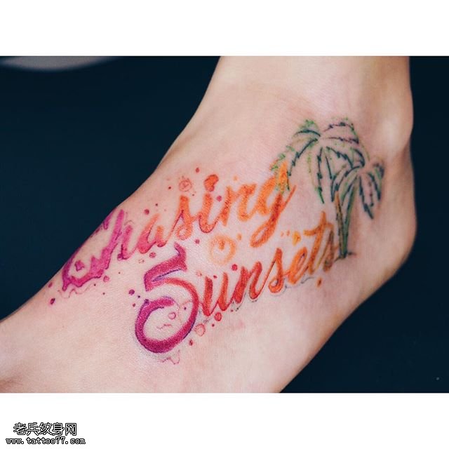 脚面上的水彩字母纹身图案