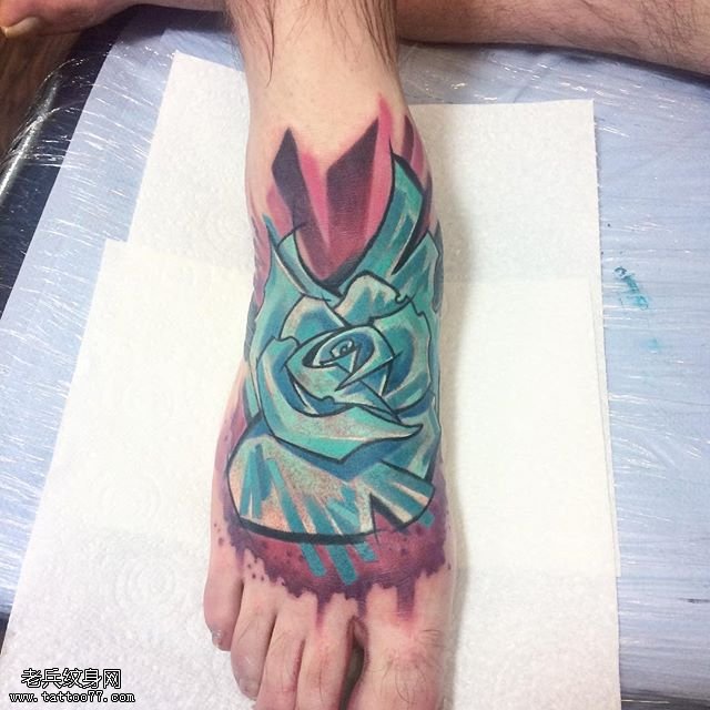 脚丫子上水彩的玫瑰纹身图案
