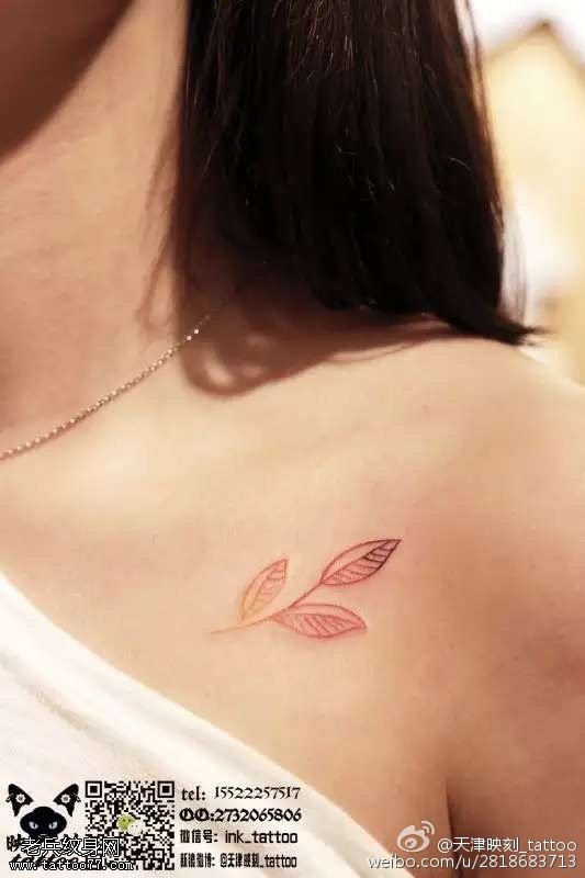 肩部的一片树叶纹身图案