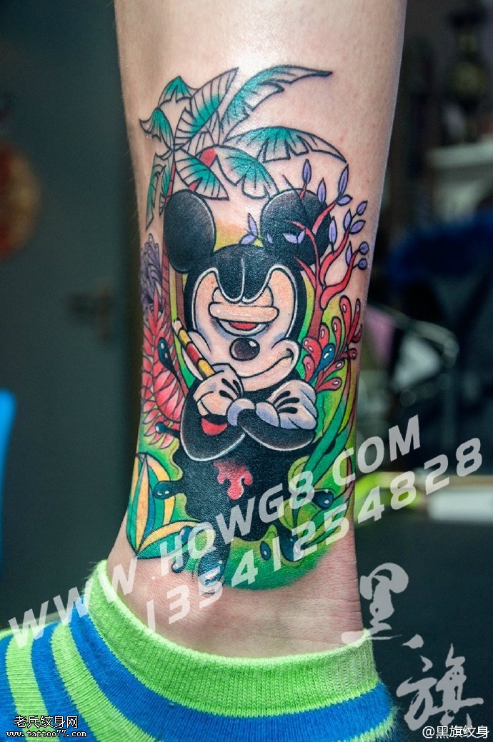 脚腕上遮盖旧纹身的米奇纹身图案