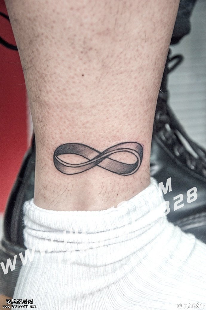 脚腕上的横8纹身图案