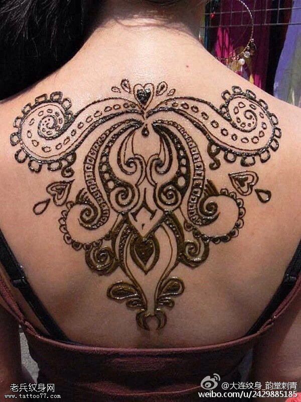 背部经典印度的海娜纹身图案