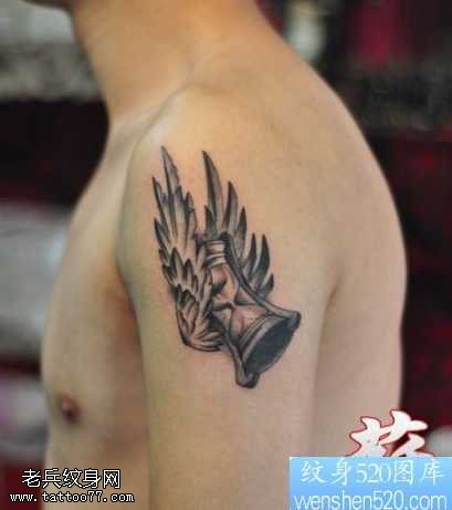 胳膊翅膀沙漏纹身图案
