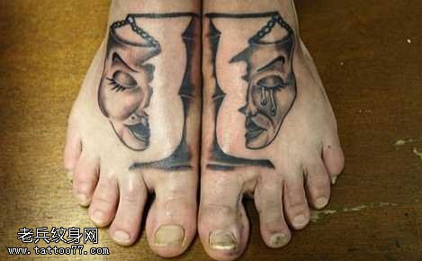 脚部黑白头像纹身图案