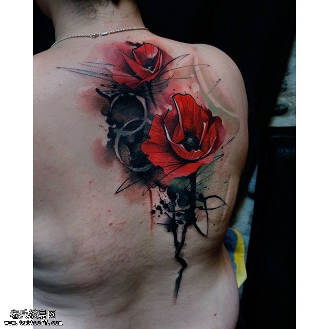 背部水墨的罂粟花纹身图案