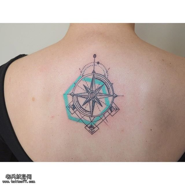 背部线条指南针纹身图案