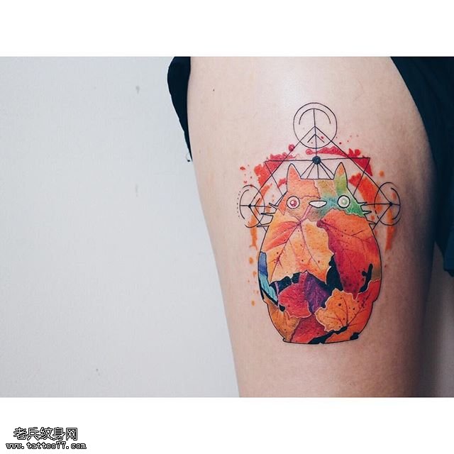 大腿水彩的龙猫纹身图案