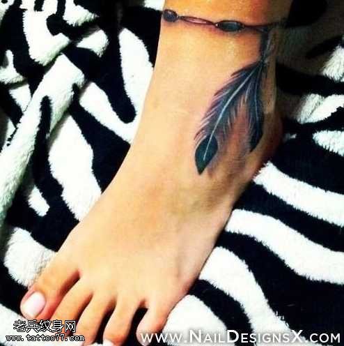 脚部漂亮羽毛纹身图案