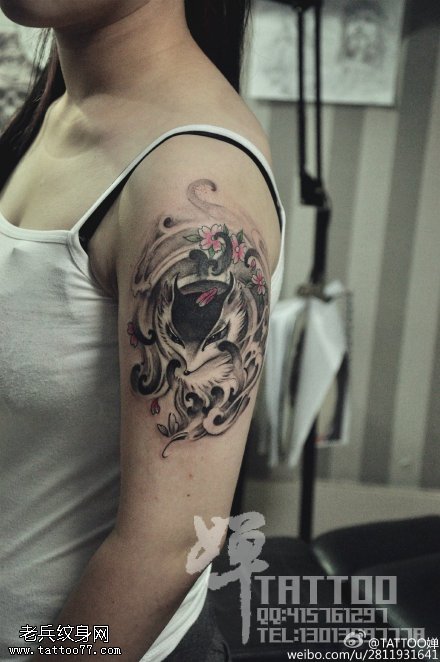 肩膀樱花狐狸纹身图案