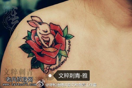 肩膀玫瑰兔子纹身图案
