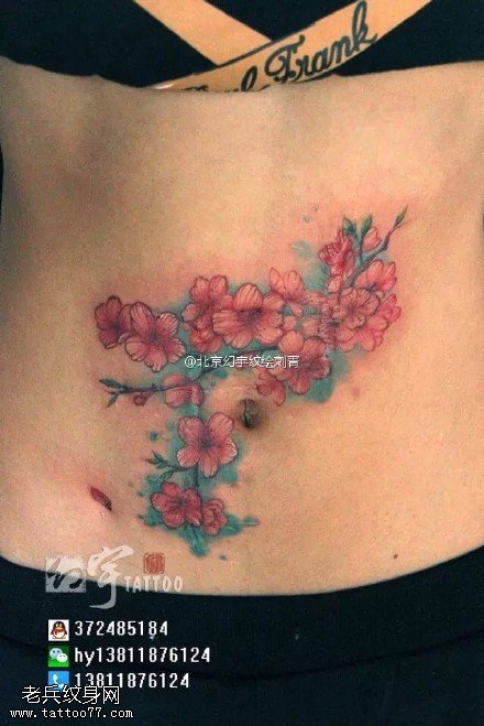 腹部遮疤的桃花纹身图案