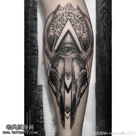 小腿上的梵花骷髅眼睛纹身图案