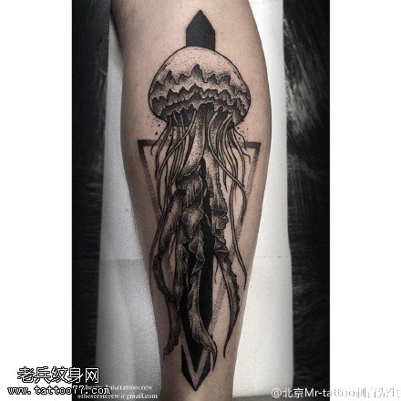 小腿上的章鱼纹身图案