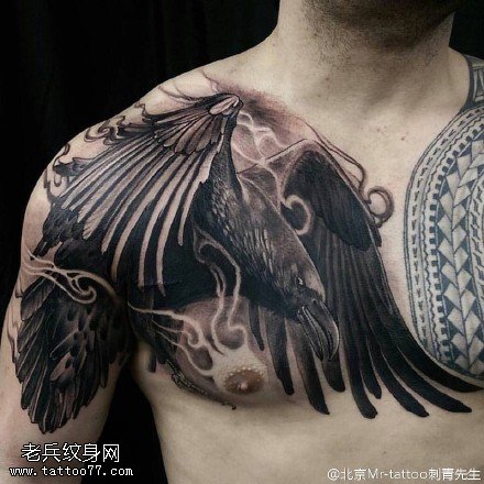 肩部老鹰纹身图案