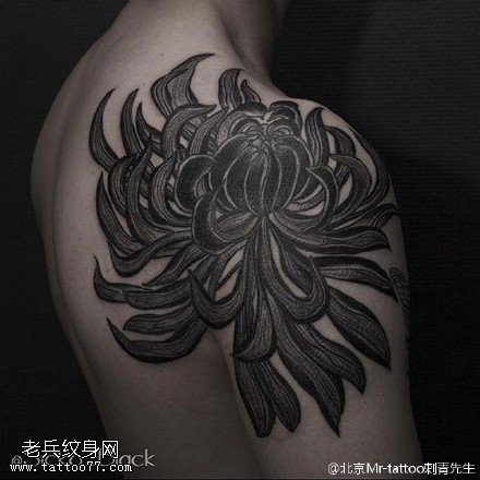 肩膀上大菊花纹身图案