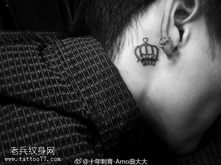 耳后的小皇冠纹身图案