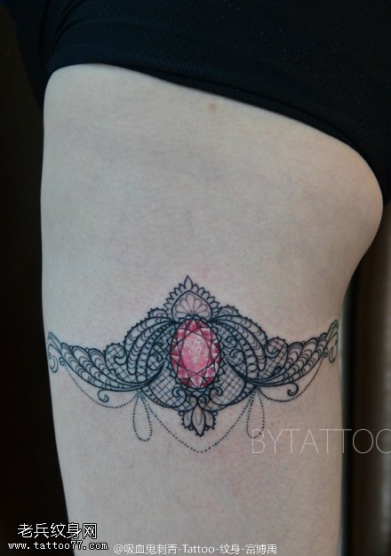 大腿上的蕾丝宝石纹身图案