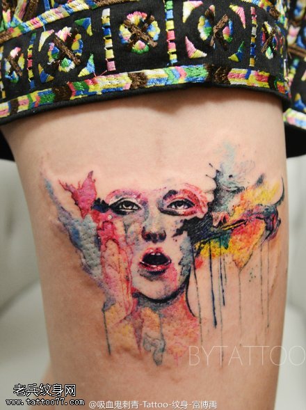 大腿上的水墨画纹身图案