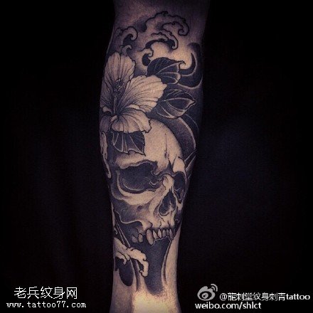 小腿的花卉骷髅纹身图案