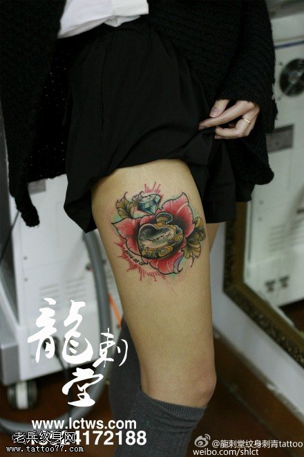 大腿上的宝石表纹身图案