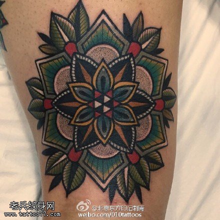 大腿经典的梵花纹身图案