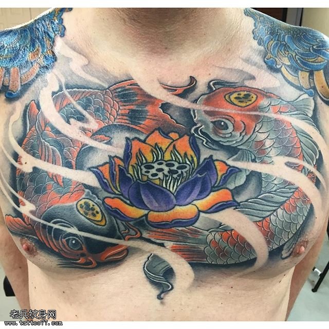 胸前两条锦鲤纹身图案
