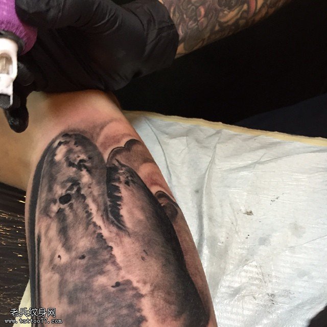 腿部写实的景象纹身图案