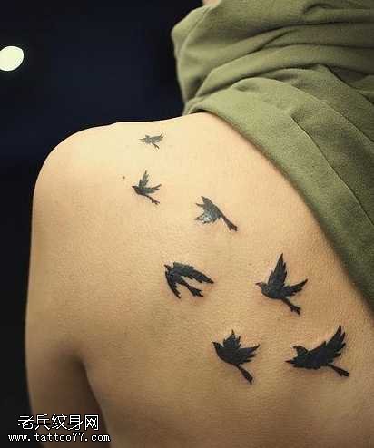 流行的一群小鸽子纹身图案