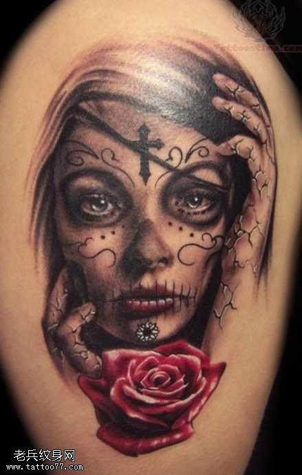 胳膊有女性头像纹身图案