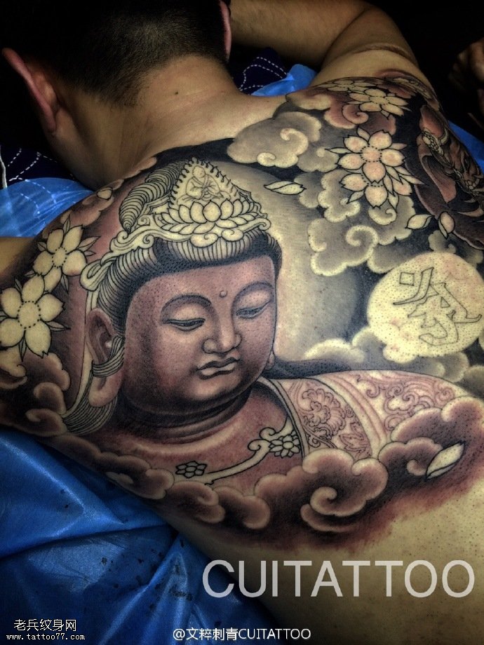 背上经典点刺的佛祖纹身图案