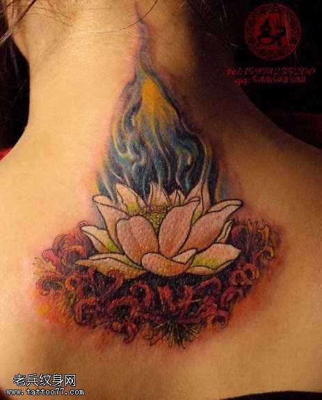 背部经典的彼岸花莲花纹身图案