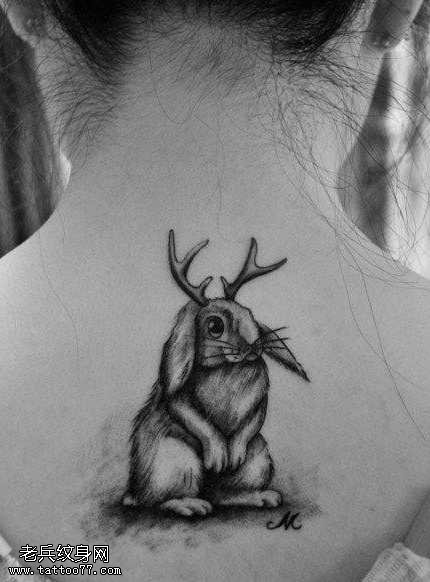 背部可爱经典的小兔子纹身图案