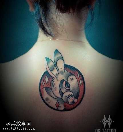 背部兔子纹身图案