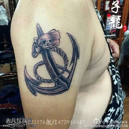 肩膀的船锚纹身图案