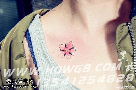 肩膀的桃花纹身图案