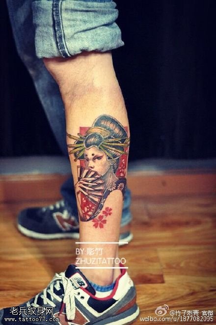 小腿彩色的艺妓纹身图案