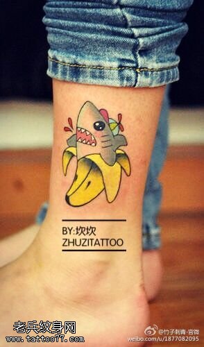 小腿上的香蕉人纹身图案