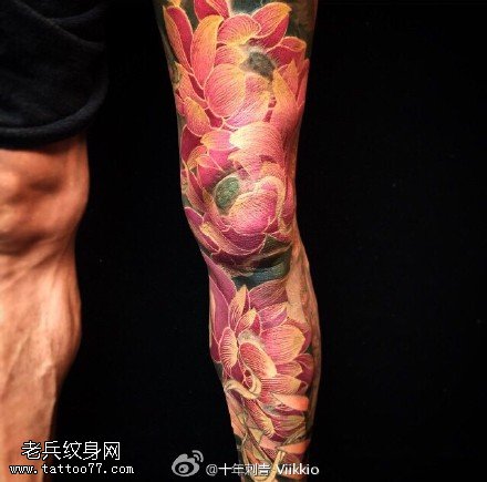 腿上彩绘的莲花纹身图案