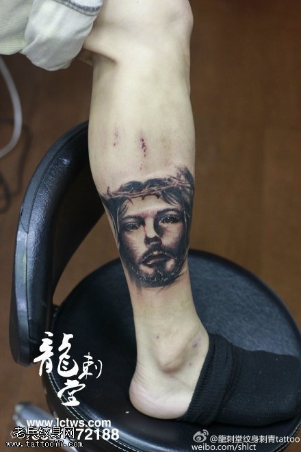 腿部荆棘肖像纹身图案