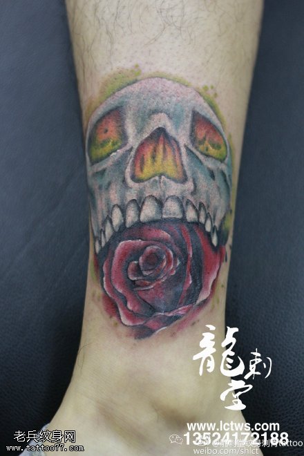 脚腕上的骷髅玫瑰纹身图案