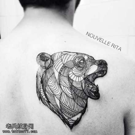 背部几何元素狮子纹身图案