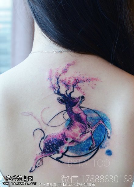 背部水墨的鹿纹身图案