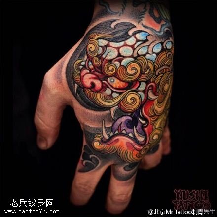 手背的狮子纹身图案